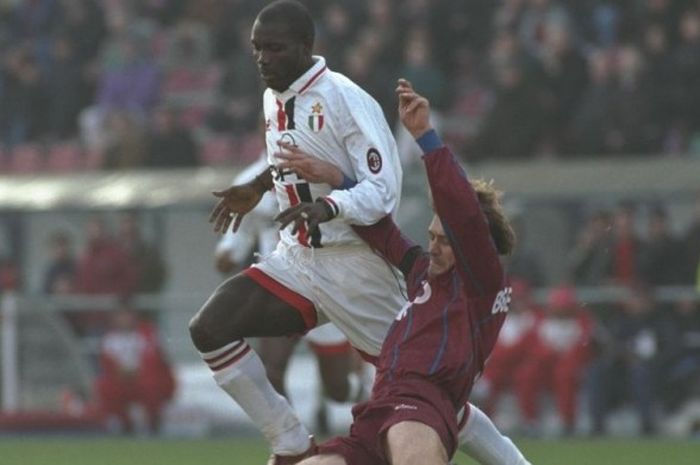 Striker AC Milan, George Weah, beraksi kontra Reggiana pada 15 Desember 1996.