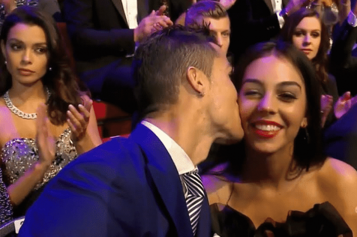           Cristiano Ronaldo mencium pipi Georgina Rodriguez          