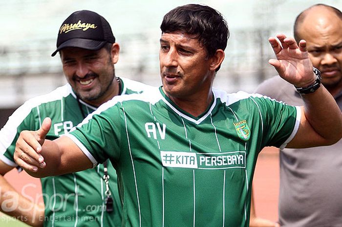 Pelatih Persebaya, Angel Alfredo Vera memberi arahan kepada pemain-pemainnya sebelum menjalani latihan rutin, Kamis (19/4/2018) di Gelora Bung Tomo Surabaya.