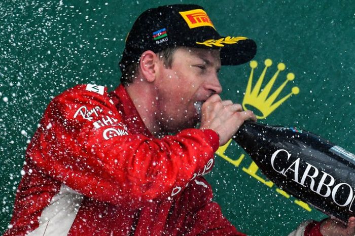 Pebalap F1 dari tim Ferrari, Kimi Raikkonen, merayakan keberhasilan finis di posisi kedua pada GP Azerbaijan di Sirkuit Baku City, 29 April 2018.