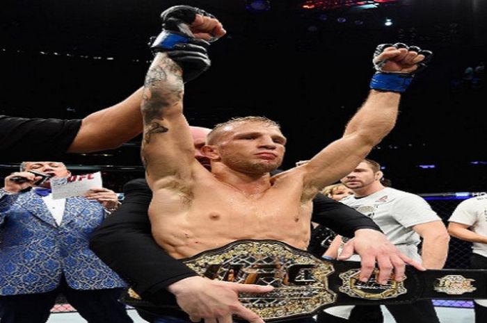 T.J. Dillashaw usai berhasil meraih sabuk juara UFC kelas bantam dalam gelaran UFC 217, Sabtu (4/11/2017) waktu Amerika Serikat.