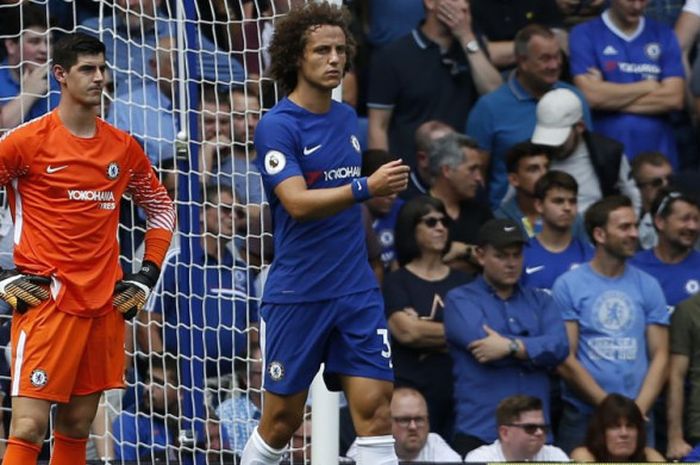 Penjaga gawang Chelsea, Thibaut Courtois, dan bek David Luiz bereaksi setelah tim mereka kebobolan kontra Burnley di laga Liga Inggris di Stamford Bridge, London, pada 12 Agustus 2017.