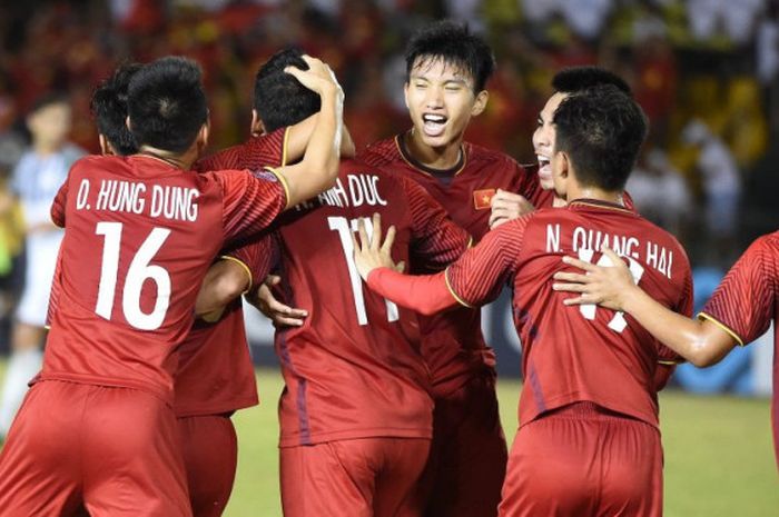 Suka cita pemain timnas Vietnam merayakan gol ke gawang timnas Filipina pada semifinal pertama Piala AFF 2018 di Stadion Panaad, Bacolod City, 2 Desember 2018. 