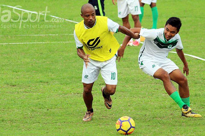 Sadney Urikhob dan Gusti Sandria berebut bola dalam sesi latihan, Selasa (24/5/2018) sore di Stadion Kebun Bunga.