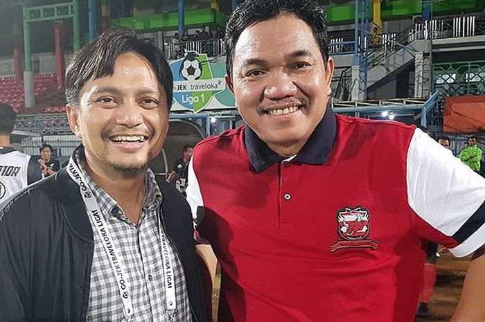 Manajer Barito Putera, Hasnuryadi Sulaiman (kiri), berpose dengan  presiden Madura United, Achsanul Qosasi.