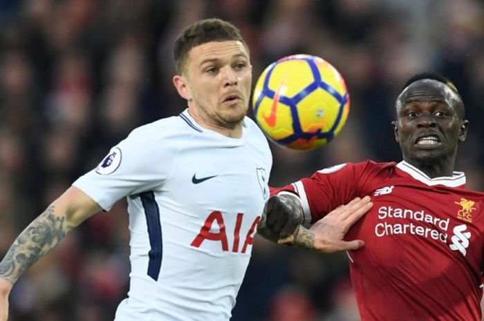 Bek Tottenham Hotspur, Kieran Trippier (kiri), berduel dengan pemain Liverpool FC, Sadio Mane, dalam laga Liga Inggris di Stadion Anfield, Liverpool, pada 4 Februari 2018.