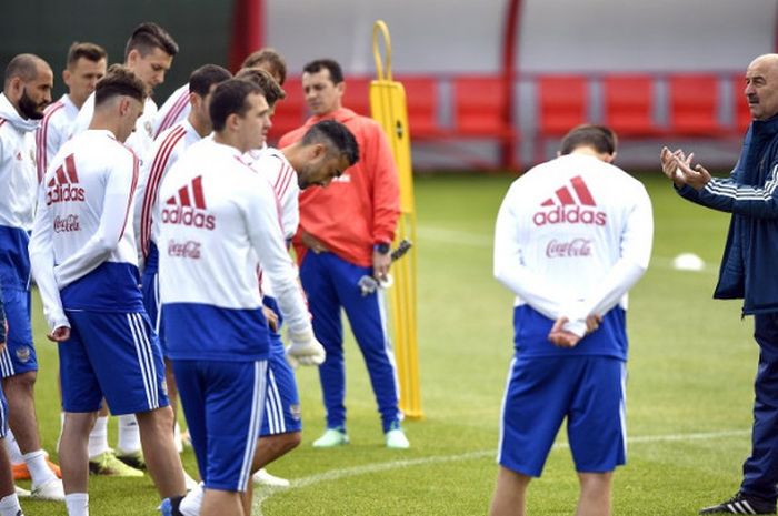 Pelatih Rusia, Stanislav Cherchesov (kanan), memimpin sesi latihan timnya di Novogorsk, Rusia pada 11 Juni 2018.