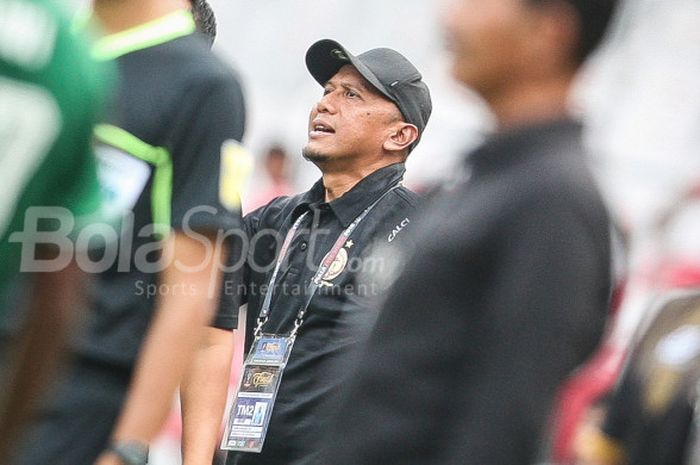 Pelatih Sriwijaya FC, Rahmad Darmawan, berjalan di sisi lapangan jelang laga perebutan peringkat ketiga Piala Presiden 2018 antara PSMS Medan dan Sriwijaya FC di Stadion Utama Gelora Bung Karno, Sabtu (17/2/2018). 