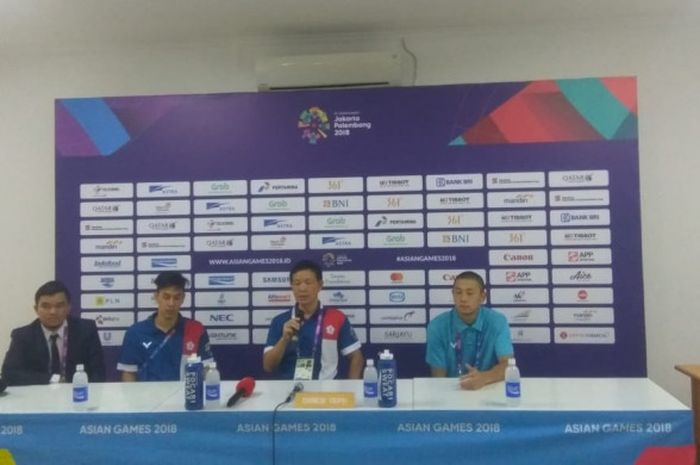 Pelatih dan kiper timnas U-23 Taiwan, Pen Wushung serta Pan Wenchieh dalam jumpa pers seusai laga kontra Palestina, di Stadion Patriot Chandrabhaga, Bekasi.