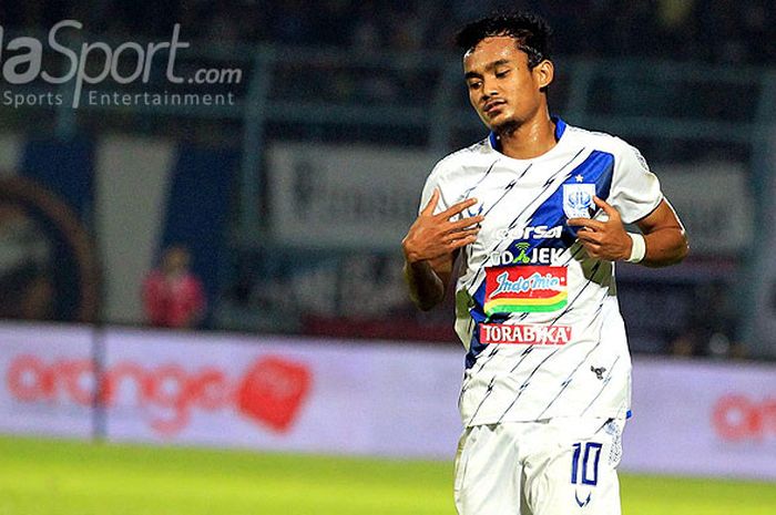 Gelandang PSIS Semarang, Komarodin, saat tampil dalam laga pekan ke-11 Liga 1 2018 melawan Arema FC 