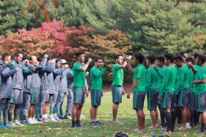 Pelatih Timnas U-19 Indonesia Indra Sjafri menerapkan suasana rileks dalam latihan di Paju, Korea Selatan, yang tengah musim gugur dan bersuhu dingin, Rabu (1/11/2017).