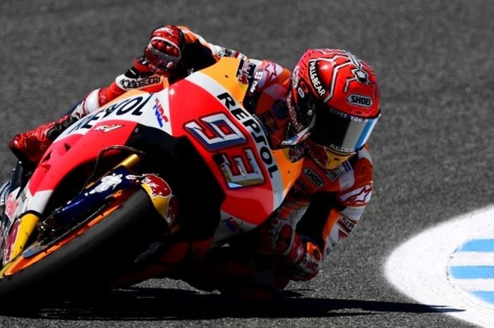 Pebalap Repsol Honda Team asal Spanyol, Marc Marquez, menikung saat menjalani balapan GP Spanyol di Sirkuit Jerez, Minggu (7/5/2017).