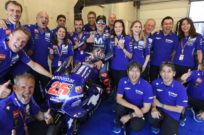  Maverick Vinales merayakan keberhasilannya naik podium MotoGP Belanda bersama para krunya. 