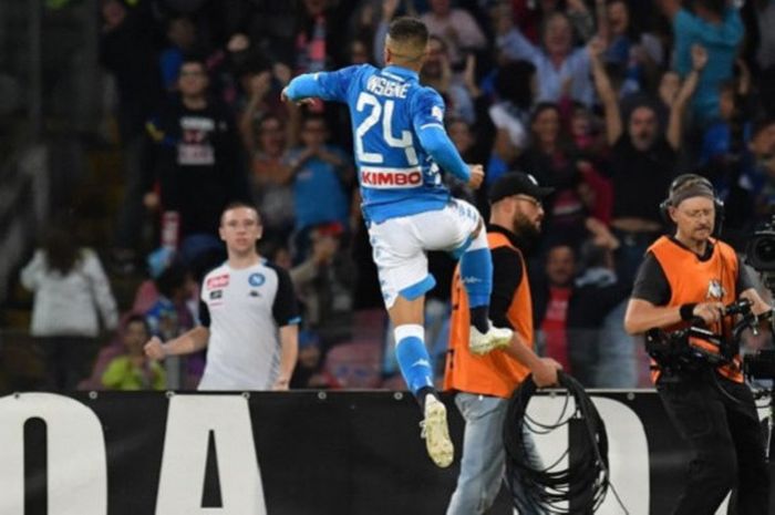 Penyerang Napoli, Lorenzo Insigne, melompat saat berselebrasi untuk gol yang ia cetak ke gawang Sassuolo dalam laga Liga Italia di Stadion San Paolo, Naples, Minggu (7/10/2018) malam WIB.