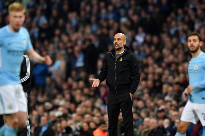 Ekspresi pelatih Manchester City, Josep Guardiola (tengah), dalam laga leg kedua perempat final Liga Champions kontra Liverpool FC di Stadion Etihad, Manchester, Inggris pada 10 April 2018.