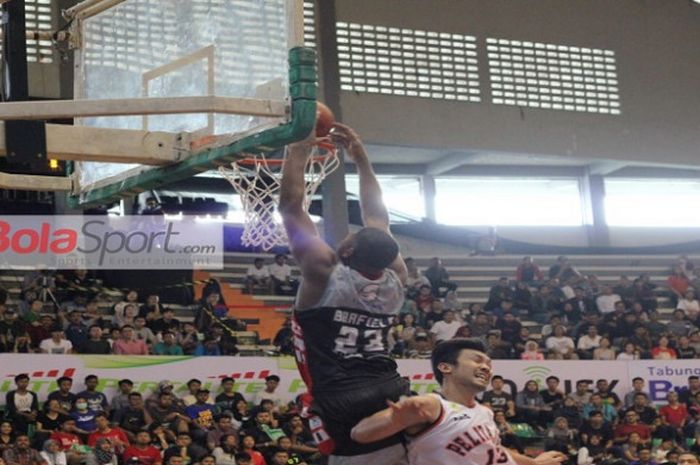 Big man tim Stapac Jakarta, Nate Barfield saat melakukan dunk pada lanjutan laga IBL 2017-2018 ketika menghadapi Pelita Jaya Jakarta yang digelar di Sritex Arena Solo, Senin (25/12/2017).