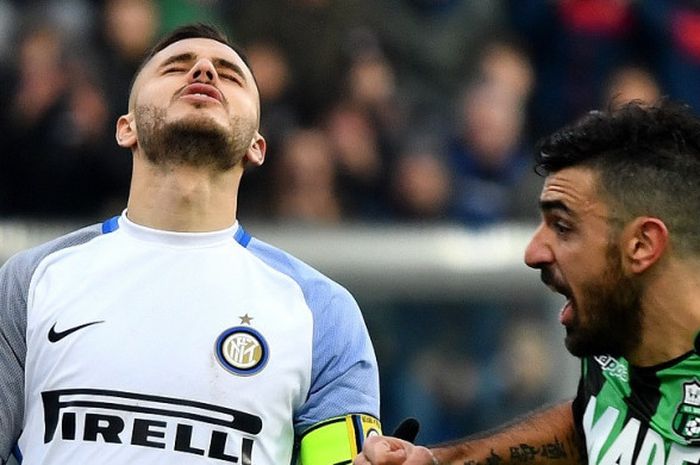 Reaksi striker Inter Milan, Mauro Icardi, setelah gagal mengeksekusi penalti dalam pertandingan melawan Sassuolo pada pekan ke-18 Liga Italia, Sabtu (23/12/2017) di Stadion Mapei, Reggio Emilia.