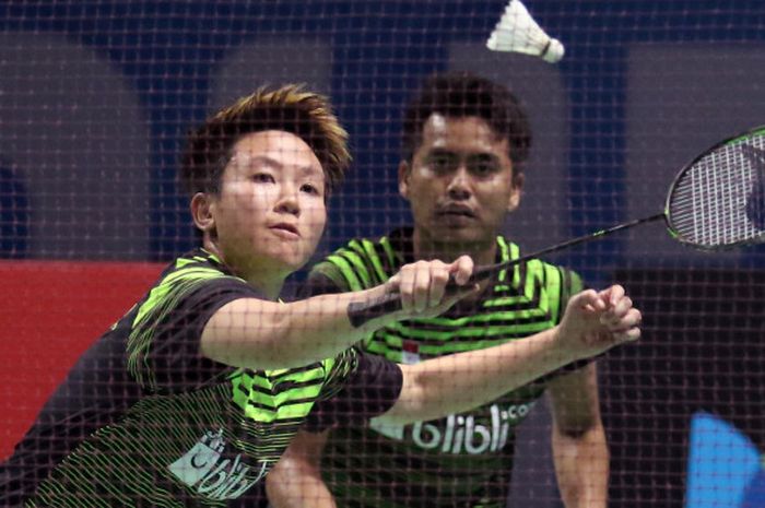 Liliyana Natsir mengantisipasi datangnya shuttle cock saat melawan Zheng Siwei/Chen Qingchen di babak semifinal BWF SuperSeries Finals 2017 yang berlangsung di Dubai, Sabtu (16/12/2017).