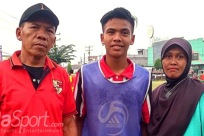 David Maulana bersama kedua orangtuanya, Ngadiran dan Tukini ketika masih di Medan.