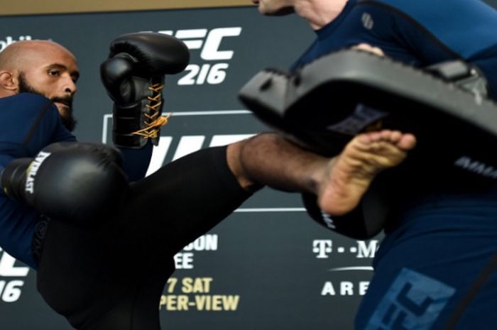 Demetrious Johnson (kiri) saat melakukan sesi latihan terbuka jelang UFC 216.