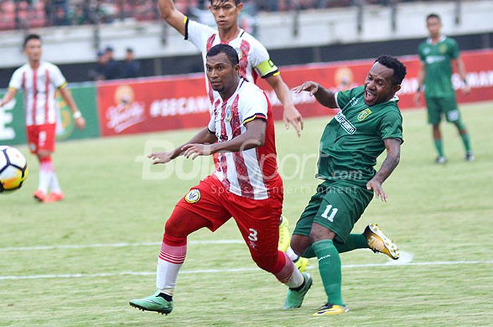 Bek Serawak FA, Moch. Sabree Abu (3) mencoba menghalangi pergerakan pemain Persebaya Surabaya, Ferinando Pahabol (11) pada laga uji coba bertajuk Blessing Game di Gelora Bung Tomo Surabaya, Minggu (18/3/2018).