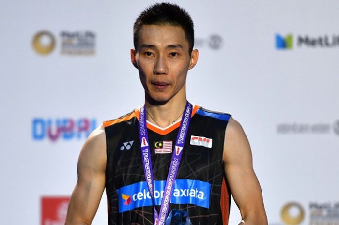 Pebulu tangkis tunggal putra Malaysia, Lee Chong Wei, berpose di podium setelah menjadi runner-up pada BWF Superseries Finals 2017 yang berlangsung di Hamdan Sports Complex, Dubai, Minggu (17/12/2017).