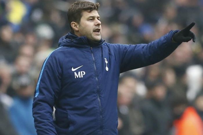 Mauricio Pochettino memberikan instruksi kepada pemain Tottenham Hotspur dalam partai Liga Inggris lawan Huddersfield Town di Wembley, London, 3 Maret 2018.