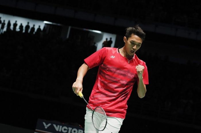 Pebulu tangkis tunggal putra Indonesia, Jonatan Christie, bereaksi setelah mendapat poin pada laga final menghadapi Khosit Phetradab (Thailand). Jonatan menang dengan 21-19, 21-10 pada partai final SEA Games 2017 yang berlangsung di Axiata Arena, Bukit Jalil, Selasa (29/8/2017).