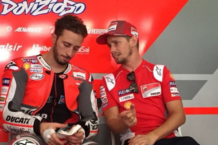 Pebalap Ducati, Andrea Dovizioso, sedang berdiskusi dengan Casey Stoner saat menjalani tes pramusim di Sirkuit Sepang, Selangor, Malaysia (28/1/2018).