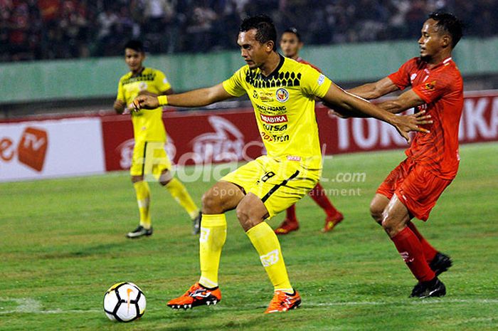 Aksi bek Semen Padang, AA Ngurah Wahyu Trisnajaya (kiri), saat melawan Persis Solo dalam laga perdana Liga 2 di Stadion Manahan, Solo, Senin (23/4/2018).