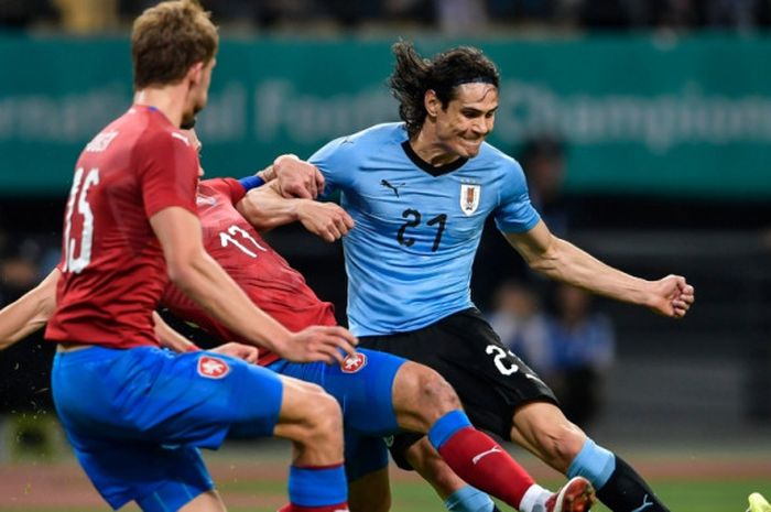 Edinson Cavani (kanan) beraksi dalam partai timnas Uruguay lawan Rep. Ceska pada duel ajang Piala China di Nanning, 23 Maret 2018. 