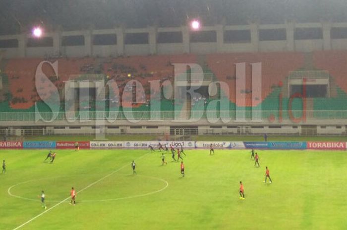 Pertandingan PS TNI Vs Perseru Serui di Stadion Pakansari, Sabtu (7/10/2017)