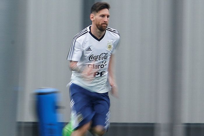 Megabintang Argentina, Lionel Messi, menjalani sesi latihan di Joan Gamper sports centre, Sant Joan Despi, Spanyol pada 5 Juni 2018.