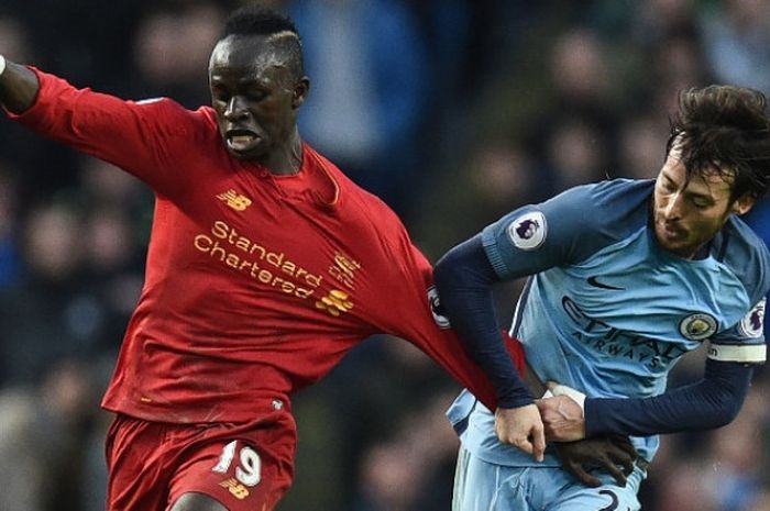 Sadio Mane (kiri) dan David Silva berduel saat Manchester City melawan Liverpool pada partai Liga Inggris di Stadion Etihad, 19 Desember 2017.