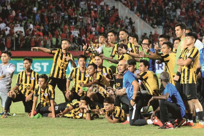   Selebrasi seluruh pemain tim nasional U-19 Malaysiausai mengalahkan timnas U-19 Indonesia pada semifinal Piala Asia U-19 di Stadion Gelora Delta Sidorajo, Kamis (12/7/2018).    