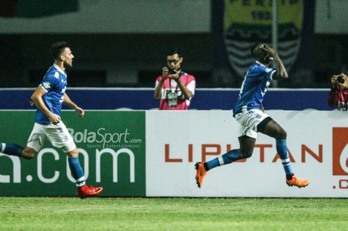  Penyerang Persib Bandung, Ezechiel NDouassel merayakan gol yang dicetaknya ke gawang PSM Makassar bersama Jonathan Bauman, di Stadion Gelora Bandung Lautan Api di Liga 1 2018 (23/5/2018). 