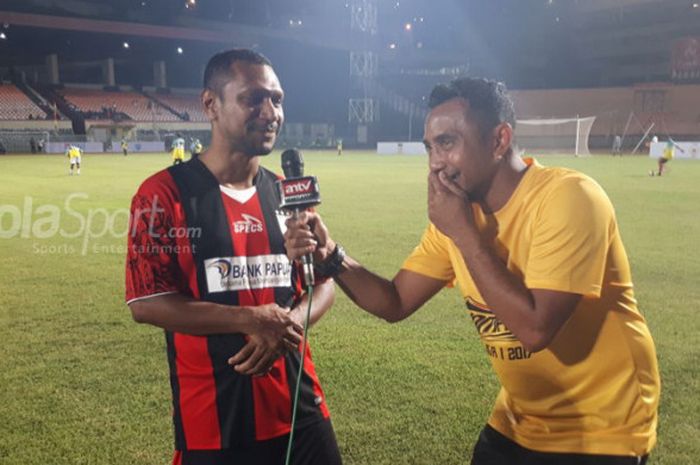 Firman Utina dan Erol Iba sebelum pertandingan Persipura All Star melawan Bhayangkara All Star di Stadion Mandala, Jayapura, Kamis (14/12/2017).