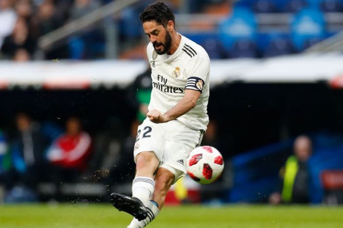 Gelandang Real Madrid, Isco Alarcon, menendang bola, dalam laga babak 16 besar Copa del Rey melawan Melilla, Kamis (6/12/2018) di Stadion Santiago Bernabeu.