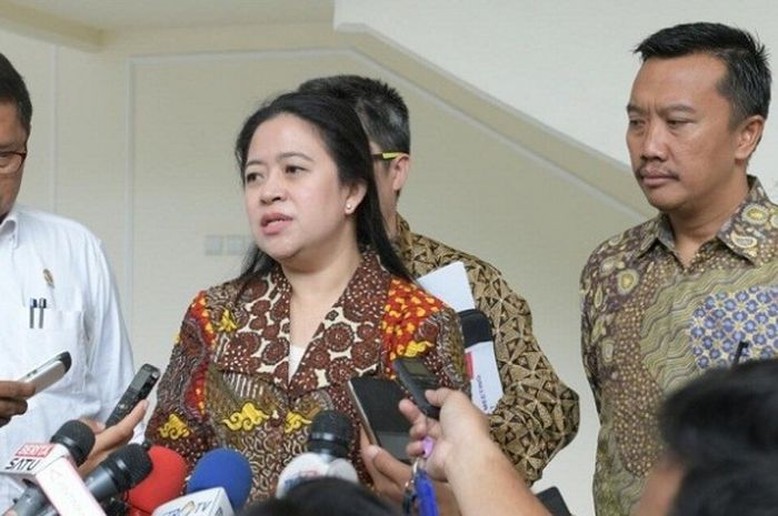 Menko PMK Puan Maharani (tengah) berbicara di hadapan para wartawan seusai rapat terkait Asian Games 2018 di Kantor Wakil Presiden Republik Indonesia, Jakarta, Kamis (30/3/2017).