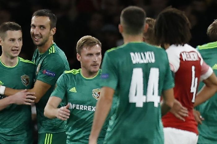 Bek Vorskla, Volodymyr Chesnakov (kiri), merayakan gol yang dicetak ke gawang Arsenal dalam laga Grup E Liga Europa di Stadion Emirates, London, Inggris pada 20 September 2018.