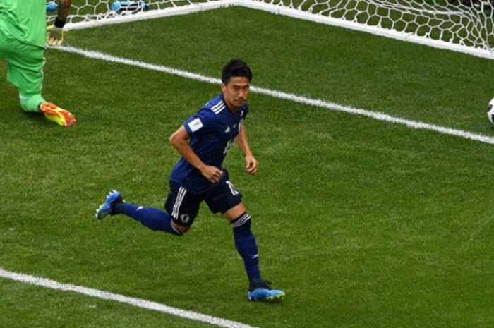 Shinji Kagawa sukses mengeksekusi penalti ke gawang David Ospina pada pertandingan Kolombia vs Jepang di Saransk, 19 Juni 2018. 