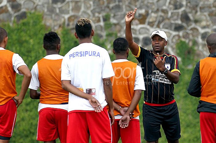 Pelatih Persipura, Amilton Silva de Olivera, memberi arahan kepada pemainnya pada Training Center di Agro Kusuma Batu, Jawa Timur, Selasa (21/08/2018) pagi.