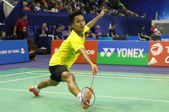 Pebulu tangkis tunggal putra Indonesia, Anthony Sinisuka Ginting, saat menjalani laga melawan Parupalli Kashyap (India) pada babak kesatu turnamen Prancis Terbuka di Stade Pierre de Coubertin, Paris, Rabu (25/10/2017).