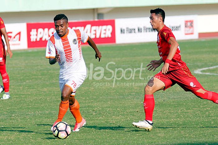 Penyerang Elthon Maran, Sragen United, saat tampil melawan Persis Solo di Liga 2.