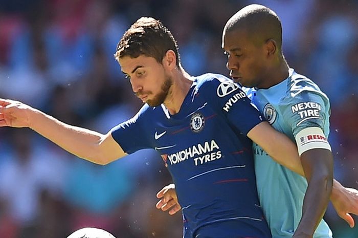 Gelandang Chelsea, Jorginho (kiri), berduel dengan gelandang Manchester City, Fernandinho, dalam laga Community Shield di Stadion Wembley, London, Inggris pada 5 Agustus 2018.