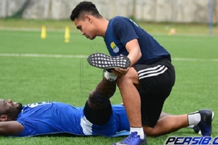   Marquee player Persib Bandung Michael Essien mendapatkan perawatan di sesi latihan.   