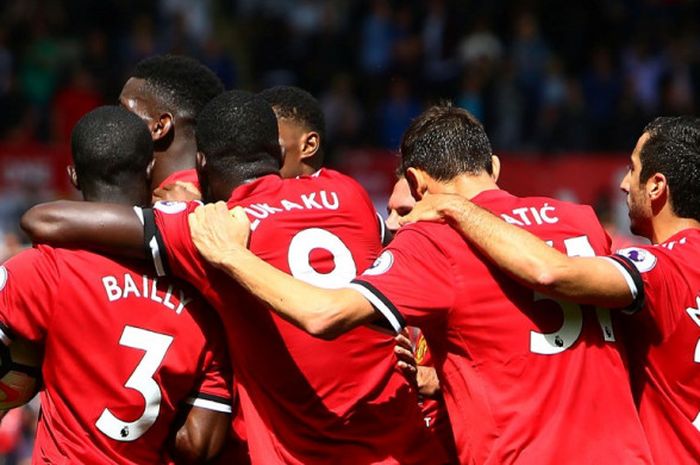 Para pemain Manchester United merayakan gol ke gawang Swansea City dalam laga Liga Inggris di Stadion Liberty, Swansea, Wales, pada 19 Agustus 2017.