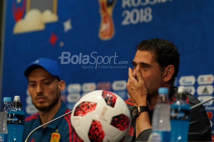 Pelatih timnas Spanyol, Fernando Hierro, dan David Silva bereaksi pada sesi konferensi pers sebelum laga Spanyol kontra Rusia di Stadion Luzhniki, Moskow, Sabtu (30/6/2018).