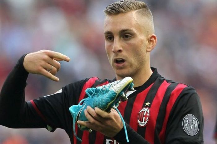 Penyerang sayap AC Milan, Gerard Deulofeu, merayakan gol yang ia cetak ke gawang Palermo di Stadion San Siro pada laga Serie A, 9 April 2017.