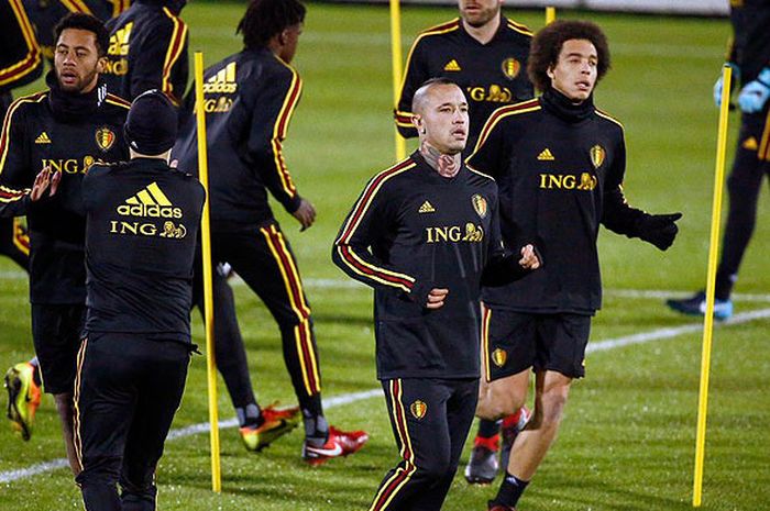 Gelandang timnas Belgia, Radja Nainggolan, mengikuti latihan tim pada 7 November 2017.